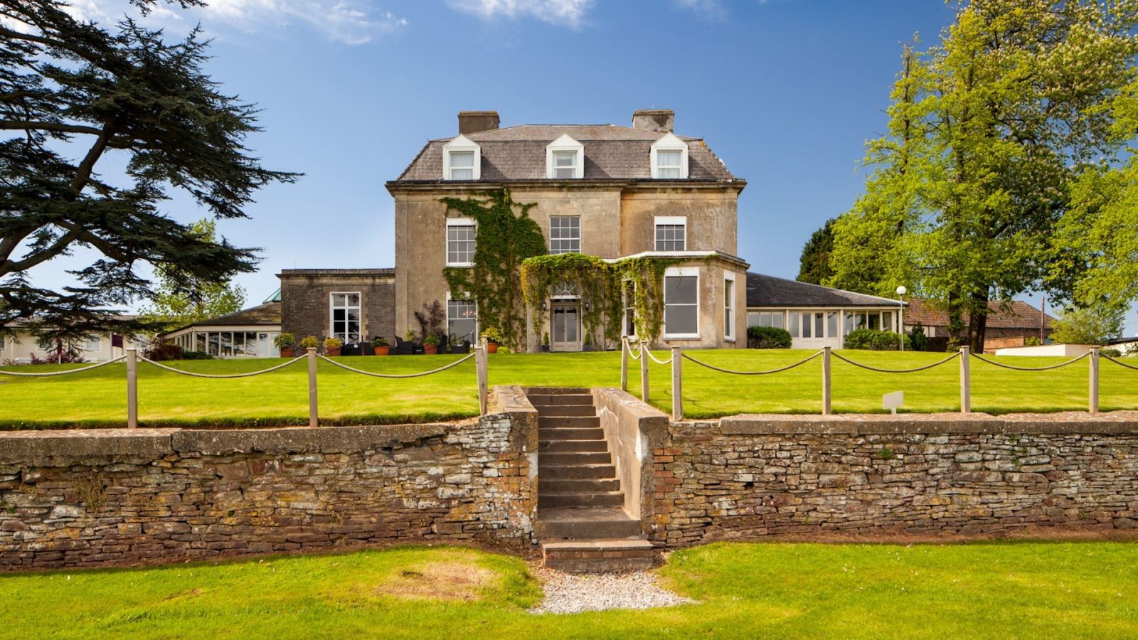 Lawn and house at Mercure Bristol North The Grange hotel